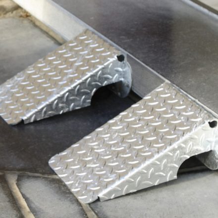 MOTTEZ horganyzott acél járdabejárati rámpa - 1 tonna